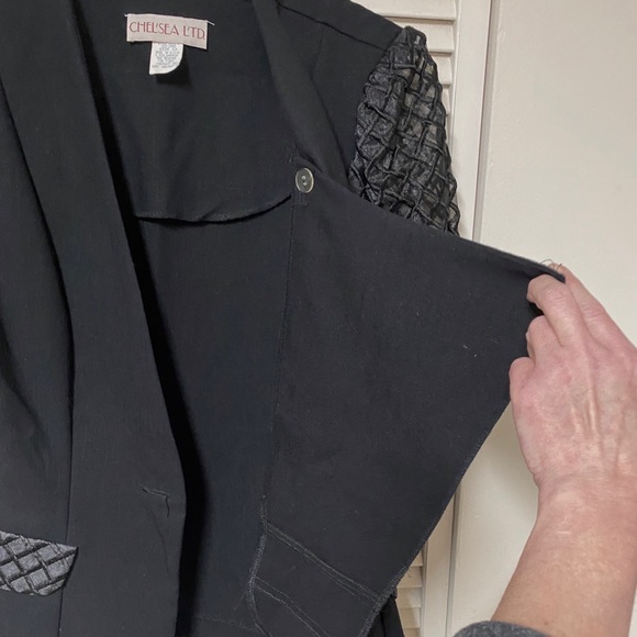 🖤Vintage Top with Organza Sleeves - Picture 6 of 9